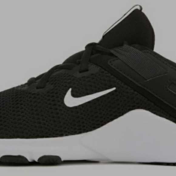 men's legend essential training sneaker